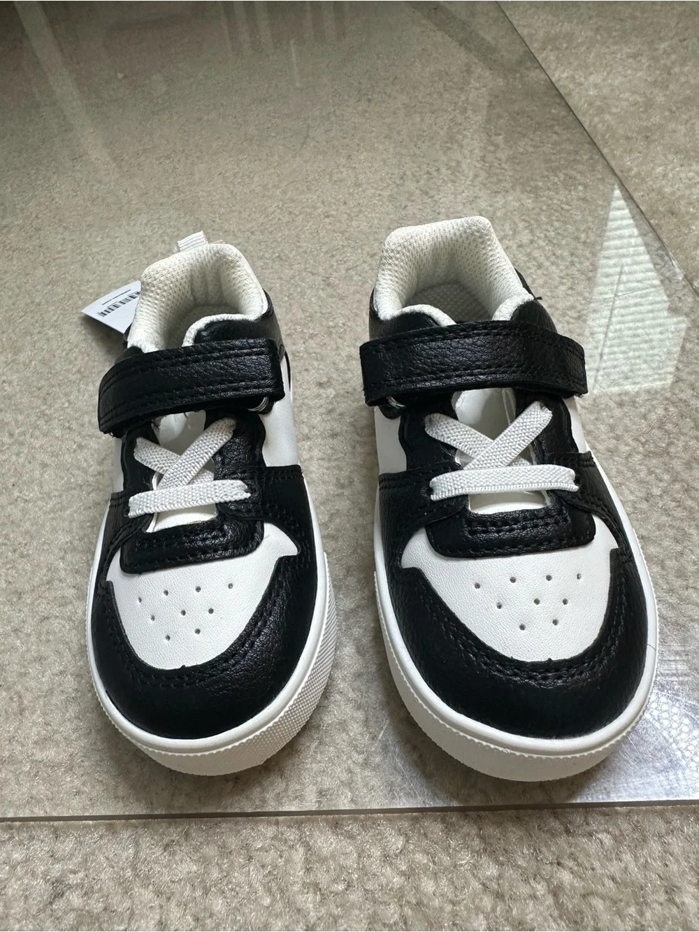 OSH KOSH B’GOSH BLACK WHITE TODDLER SNEAKERS SZ 7 NWT